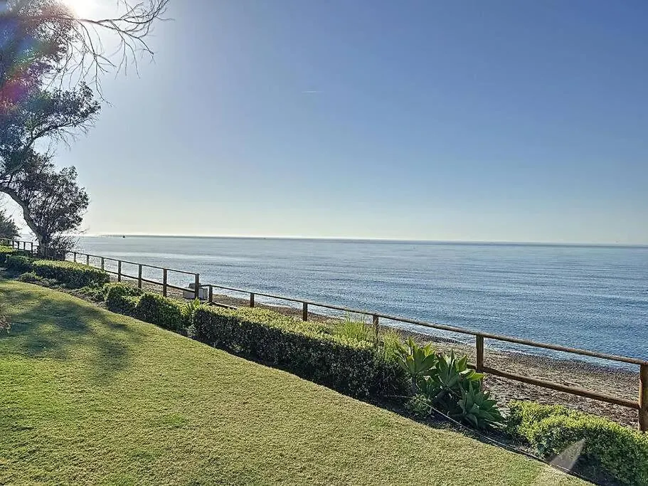 Apartamento De 3 Dormitorios En Bahia De La Plata Estepona